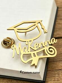 Broche personalizado con forma de birrete de graduación, estilo para mujer, acero inoxidable chapado en oro de 18K, resistente al agua, regalo de joyería personalizada para graduación universitaria - Multicolor - Ver 6