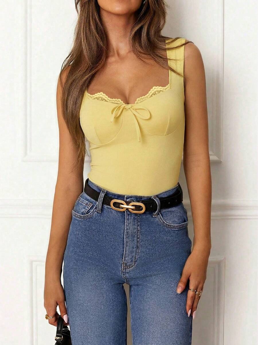 Top sin mangas de tela de punto elegante para mujer, con ribete de encaje, longitud regular, detalle de lazo delantero, top de verano amarillo - Amarillo - View 1