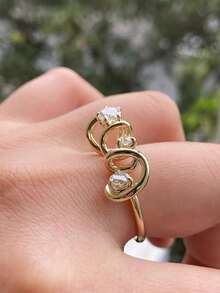 1 pezzo Anello di design di nicchia asimmetrico e curvo avvolgente in oro rosa, anello da dito di lusso con 3 pietre di diamanti scintillanti stile blogger versatile per pendolarismo e appuntamenti, gioiello per feste e anniversari, accessorio raffinato da regalo per la fidanzata e la migliore amica - Dorato - Visualizzare 4