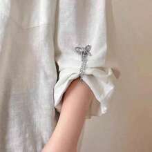 Klip Sabuk dan Klip Lengan yang Dapat Diatur, Dapat Dilepas, Cocok untuk Celana dan Kaos. Dilengkapi dengan pengait rantai, memungkinkan Anda untuk memendekkan bagian kaki celana tanpa menjahit. Klip multifungsi yang kokoh ini merupakan aksesori modis untuk wanita. - Simpul pita - View 4