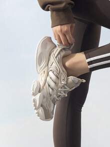 Adidas XLG RUNNER DELUXE 跑步鞋，厚底女式日常短距离跑步鞋，IH7799 - 杏灰色/奶油白 - 查看 1