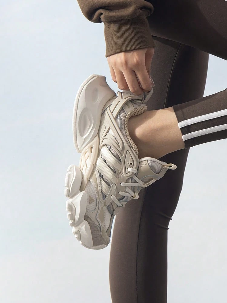 Adidas XLG RUNNER DELUXE 跑步鞋,厚底女式日常短距离跑步鞋,IH7799 - 杏灰色/奶油白 - 查看 1