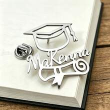 Broche personalizado con forma de birrete de graduación, estilo para mujer, acero inoxidable chapado en oro de 18K, resistente al agua, regalo de joyería personalizada para graduación universitaria - Multicolor - Ver 7
