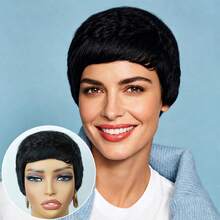 Faux cils courts style pixie pour femmes avec frange, confectionnés en cheveux brésiliens à densité 150 %. Ces cheveux noirs sont parfaits pour un look décontracté ou sportif et offrent une texture naturelle. - Natural Black - Voir 3