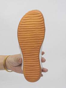 Nouvelles pantoufles blanches à la mode pour femmes avec sangles croisées, sandales à talon compensé et semelle épaisse, pantoufles compensées blanches confortables et légères, chaussures compensées pour femmes, style vacances d'été pour usage quotidien intérieur extérieur décontracté shopping, sandales pour femmes, chaussures grandes tailles pour femmes, pantoufles blanches pour la plage, cadeaux pour maman - Blanc - Voir 8