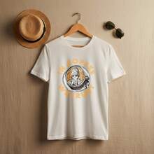 Weißes Herren-T-Shirt aus 100 % Baumwolle (180 g/m²) mit Rundhalsausschnitt und kurzen Ärmeln, bedruckt mit dem Aufdruck "In Coffee We Trust" – Streetwear-Style für einen lässigen Alltagslook. - Weiss - Übersicht 2