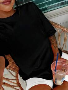 Camiseta holgadaDieses Produkt stammt aus dem Jahr 2026. Das exklusive Oberteil der neuen Frühjahr-Sommer-Kollektion ist ein elegantes weißes Hemd mit kurzen Ärmeln und Rundhalsausschnitt. T-Shirt, speziell für - Noir 1 - Übersicht 2