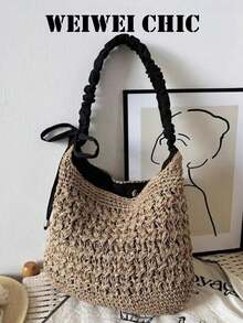 Bolso de hombro de paja con ganchillo hueco color caqui casual con correa de tela plisada negra y decoración de lazo lateral. Textura tejida hueca transpirable y silueta de media luna relajada, creando un ambiente casual de playa, ideal para paseos por la playa, turismo de verano y combinar con atuendos de lino. - Negro - Ver 3