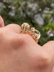 1 pezzo Anello di design di nicchia asimmetrico e curvo avvolgente in oro rosa, anello da dito di lusso con 3 pietre di diamanti scintillanti stile blogger versatile per pendolarismo e appuntamenti, gioiello per feste e anniversari, accessorio raffinato da regalo per la fidanzata e la migliore amica - Dorato - Visualizzare 3