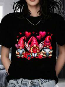 Camiseta de mujer de cuello redondo y manga corta con estampado drtido de San Valentín. Camiseta con gnomos de San Valentín lindos con corazones y regalos - Negro - Ver 2