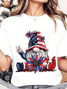 Camiseta de mujer de cuello redondo con estampado de gnomo patriótico con gorro de bandera estadounidense y flores, top casual de verano para la celebración del Día de la Independencia, 220g - Blanco - Ver 2