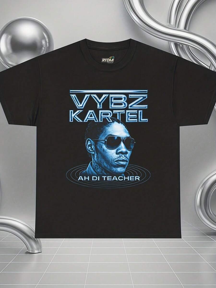 Camiseta Gráfica "Ah Di Teacher" de Vybz Kartel para Hombre - Estilo Y2K, Ropa Urbana Jamaicana, Manga Corta, Cuello Redondo, Casual, con Estampado de Letras y Retrato, Ropa Deportiva para Fanáticos del Dancehall - Negro - Ver 1