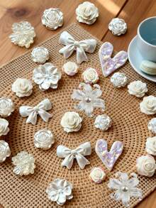 18 Stück niedliche Schuh-Charms, Rosen-Herz-Schleife im luxuriösen Stil, ABS-Harz, DIY-Schuhdekoration, Strand, Alltag, Urlaub - Weiss - Übersicht 10