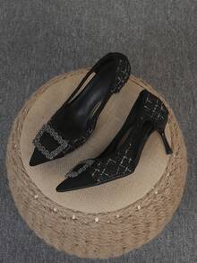 Design vazado em preto e dourado (fecho com strass)