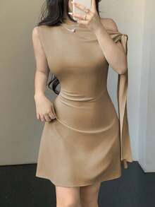 Vestido minimalista para mujer con estampado floral de tinta, hombro asimétrico con lazo, cintura ajustada - Caqui - Ver 13