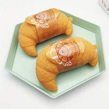1pc Brinquedo de Apertar Croissant Realista Bola de Farinha Brinquedo de Pegadinha para Alívio do Stress - Multicolorido - Ver 6