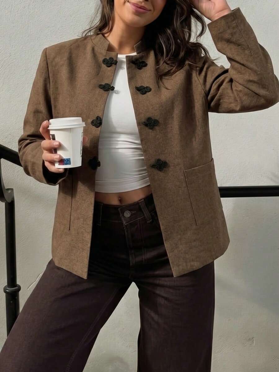 中式青蛙盤扣立領亞麻混紡女款復古棕色開襟口袋外套 - 彩色 - 查看 1