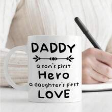 [Enviado en 24 horas desde México]Esta taza de cerámica de 11 oz para papá es perfecta para disfrutar de bebidas frías o calientes como té, café o leche. Cuenta con la cita sincera 'Mi primer héroe y amor' y es un regalo maravilloso de un hijo o hija para ocasiones como cumpleaños. - 1 - Ver 7