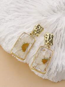 1 Pair Hammered Gold-Edged Rectangular Dried Daisy Earrings, Gold Foil Transparent Resin Preserved Flower Ear Drops, French Mori Style Women's Earrings, Suitable For Spring/Summer Beach Vacation, Outdoor Picnic, Daily Office Commute, Afternoon Tea With Friends, Gentle Date Outfit, Pastoral Style, Birthday/Holiday Gift, Artistic Vintage Styling - White - View 3