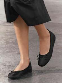 2026 春夏新款女款蝴蝶結裝飾芭蕾平底鞋 - 黑色 - 查看 2