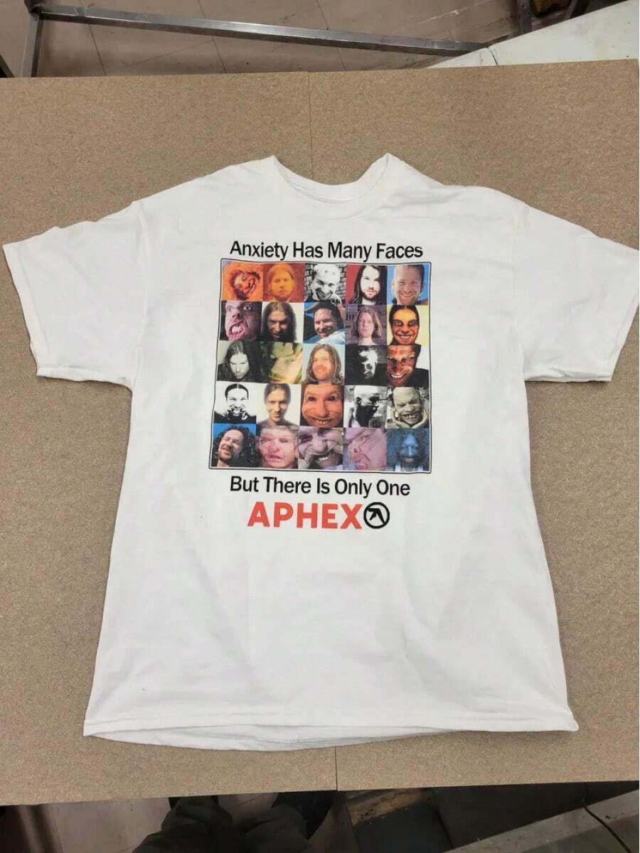 Camiseta original de Aphex Twin "La ansiedad tiene muchas caras, pero solo hay un APHEX"- Camiseta parodia vintage de Aphex Twin - Blanco - Ver 1