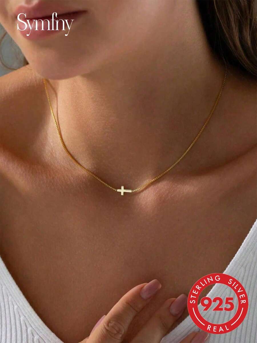 Un pequeño collar de cadena con cruz en plata de ley 925 para mujeres - Recomendado como regalo para cumpleaños, gestos románticos o aniversarios. - collar - Ver 1