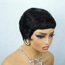 Faux cils courts style pixie pour femmes avec frange, confectionnés en cheveux brésiliens à densité 150 %. Ces cheveux noirs sont parfaits pour un look décontracté ou sportif et offrent une texture naturelle. - Natural Black - Voir 4