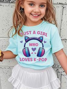 Camiseta de niña con temática K-POP "Just a Girl Who Loves K-POP" y diseño de auriculares con orejas de gato - Atuendo de grupo de chicas coreanas, camiseta casual de cuello redondo para pri - Blanco - Ver 8