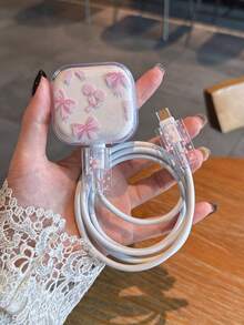 4件組（1個氣墊手機殼 + 1個英規 Apple 氣墊充電器保護套 + 2個數據線保護套）UV 列印粉色蝴蝶結與櫻桃組合圖案，適用於英規充電器，適合 16/16 Pro/16 Pro Max/16 Plus/7/8/7P/8P/X/XS/XR/XS Max/11/11 Pro/11 Pro Max/12/12 Pro/12 Pro Max/12 Mini/13/13 Pro/13 Pro Max/14/14 Pro/14 Plus/14 Pro Max/15/15 Pro/15 Plus/15 Pro Max/17/17 Pro/17 Pro Max/Air/18 Pro/18 Pro Max 手機 - 彩色 - 查看 4