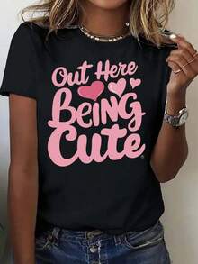 Camiseta casual de mujer de manga corta "Out Here Being Cute" con estampado de corazones rosas, para uso diario en verano - 220g - Negro - Ver 2