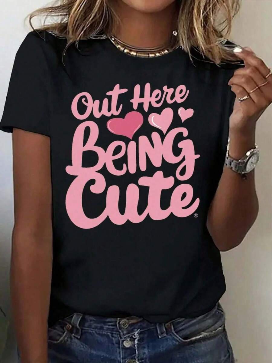 Camiseta casual de mujer de manga corta "Out Here Being Cute" con estampado de corazones rosas, para uso diario en verano - 220g