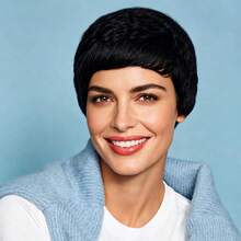Faux cils courts style pixie pour femmes avec frange, confectionnés en cheveux brésiliens à densité 150 %. Ces cheveux noirs sont parfaits pour un look décontracté ou sportif et offrent une texture naturelle. - Natural Black - Voir 1