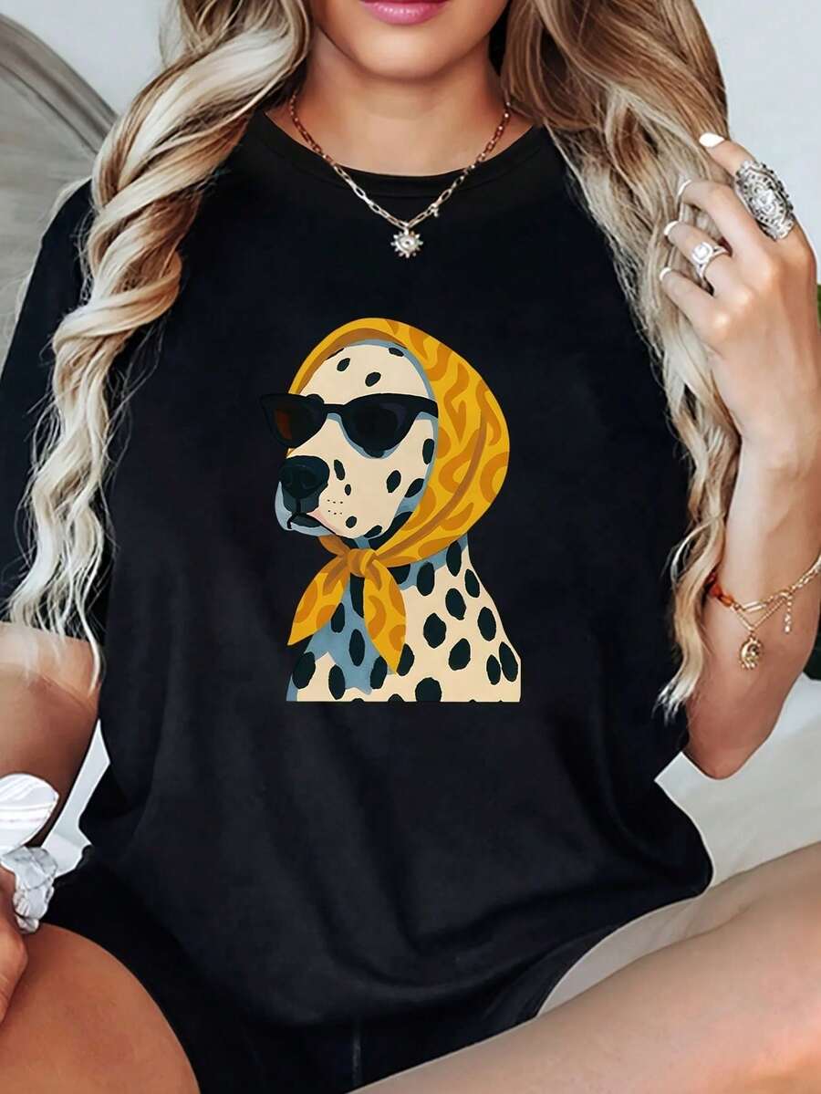 Camiseta de Mujer: Camiseta de verano para damas, de color sólido, estilo casual, con cuello redondo y un moderno estampado de perro dálmata con pañuelo en la cabeza y gafas - Negro - Ver 1