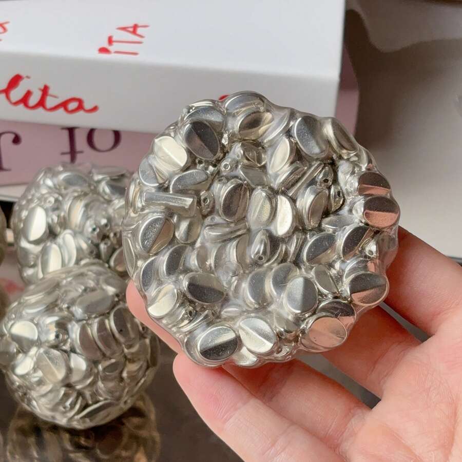 1個賽博金屬球 便攜手持玩具 趣味設計禮物 獎品與派對用品 青少年與成人適用 居家辦公桌玩具 戶外遊戲時光 適合萬聖節、感恩節與聖誕節禮物 最佳聖誕選擇 紓壓球玩具 - 彩色 - 查看 1