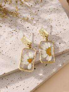 1 Pair Hammered Gold-Edged Rectangular Dried Daisy Earrings, Gold Foil Transparent Resin Preserved Flower Ear Drops, French Mori Style Women's Earrings, Suitable For Spring/Summer Beach Vacation, Outdoor Picnic, Daily Office Commute, Afternoon Tea With Friends, Gentle Date Outfit, Pastoral Style, Birthday/Holiday Gift, Artistic Vintage Styling - White - View 4