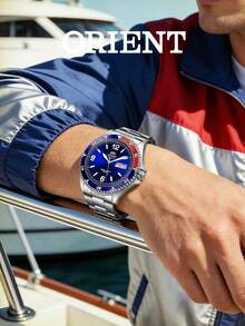 Orient 200米防水專業潛水機械男錶，全自動機械機芯，藍紅錶圈深海藍錶盤鋼帶設計，雙日曆顯示，夜光刻度清晰可見。這款運動風格男錶適合潛水、通勤和日常佩戴，是高品質男錶的優質選擇，無論作為禮物送人或個人使用都非常合適。型號：FAA02009D9。 - 藍間黑色 - 查看 4
