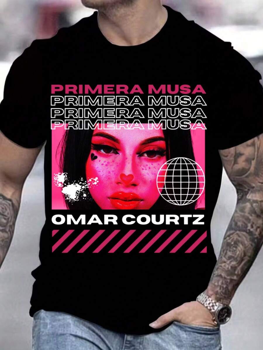 Camiseta Vintage de Talla Grande para Hombre - 100% Algodón, Estilo Retro Urbano con Estampado del Nombre de Omar Courtz y la Cara de Primera Musa, Fondo Rosa con Patrón de Globo, Ideal para Uso Diario, Fiestas, Ropa de Exterior, TALLA GRANDE - Negro - Ver 1