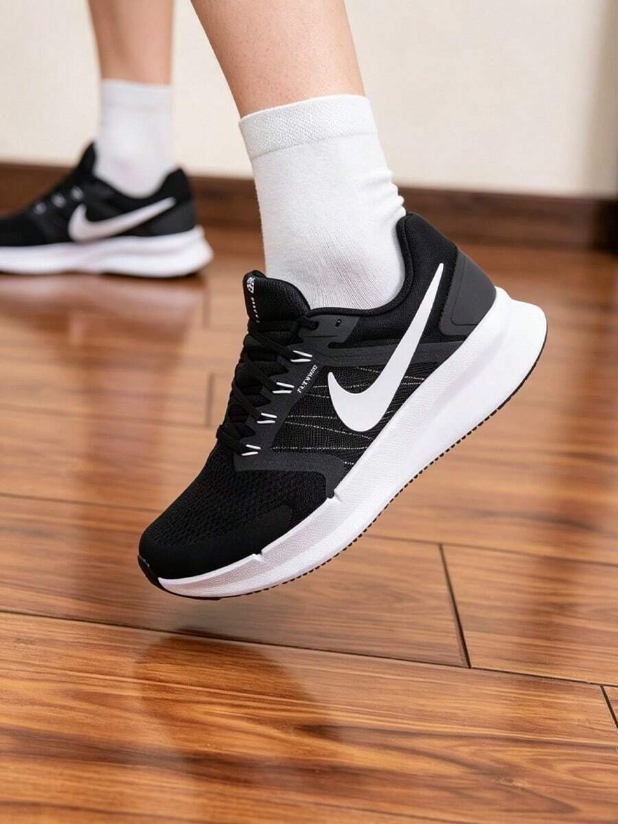Nike Run Swift 3 男士跑步鞋穩固貼合減震透氣支撐低筒休閒城市通勤跑步鞋 - 黑色 - 查看 1