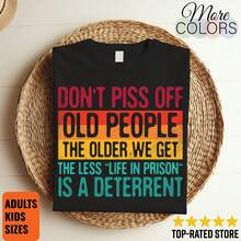 Don't Piss Off Old People The Older We Get The Less L1ife In Pris1on Is A Deterrent Vintage R Funny TShirt, Gift For Grandparents Parents - Negro - Ver 1