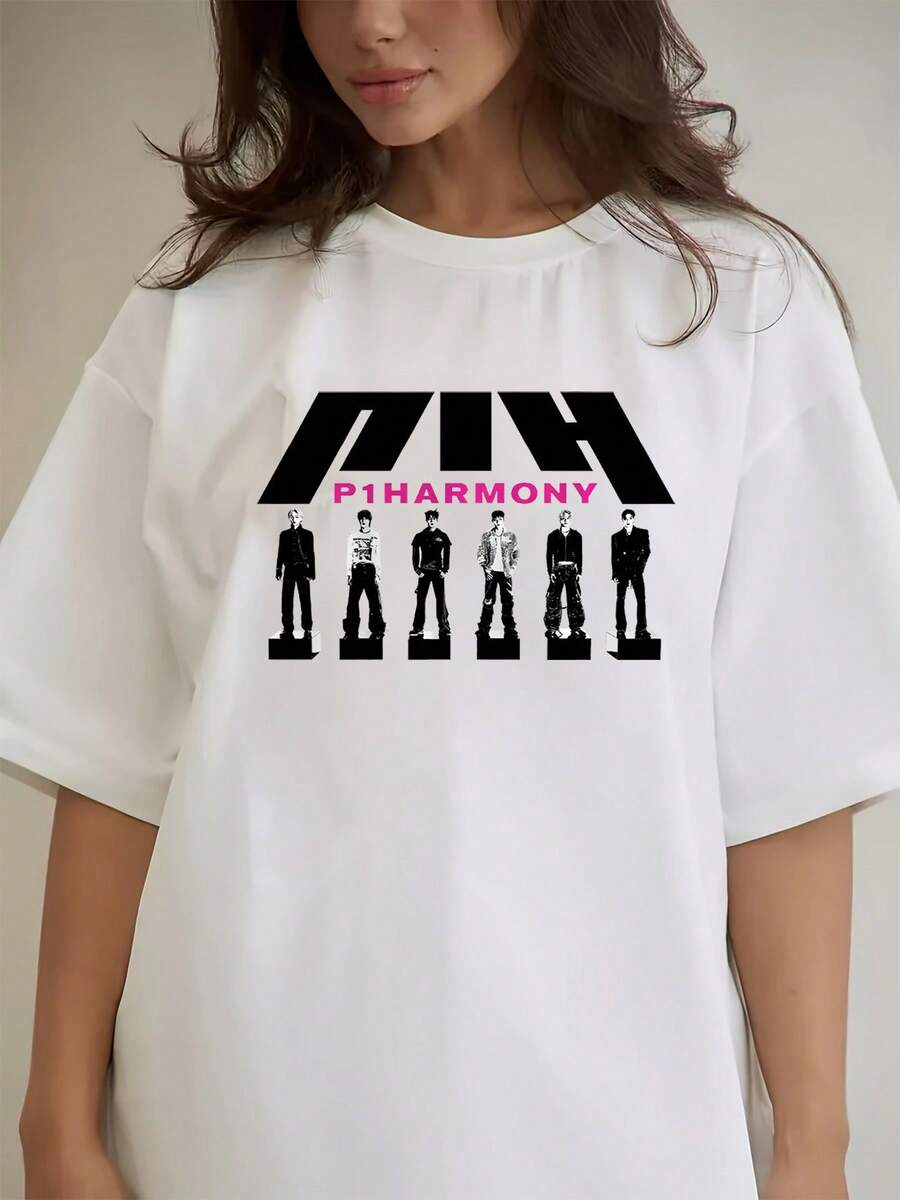 color negro, angular y de diseño en la parte superior; el centro muestra "P1HARMONY" en rosa vibrante, creando un llamativo contraste de color con el texto negro.A continuación, Seis Negros - Blanco - Ver 1