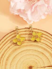 Fresh Minimalist Oil Drop Flower Pendant Stud Earrings, Sweet And Cute For Daily Wear - Yellow - View 4