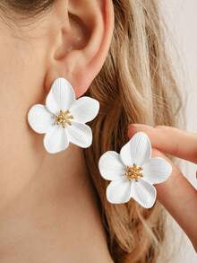 Nocturel 1 Pair Delicate Multicolored Dopamine Flower Shape 5-Petal White Stud Earrings, Wedding Gift For Her - White - View 1