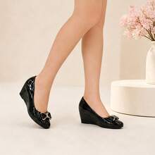 Geeyea Women's Patent Wedge Heel Pumps, Rhinestone Bow Round Toe Shoes For Work, Office & Daily - 黑色 - 查看 6