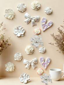 18 Stück niedliche Schuh-Charms, Rosen-Herz-Schleife im luxuriösen Stil, ABS-Harz, DIY-Schuhdekoration, Strand, Alltag, Urlaub - Weiss - Übersicht 2