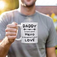 [Enviado en 24 horas desde México]Esta taza de cerámica de 11 oz para papá es perfecta para disfrutar de bebidas frías o calientes como té, café o leche. Cuenta con la cita sincera 'Mi primer héroe y amor' y es un regalo maravilloso de un hijo o hija para ocasiones como cumpleaños. - 1 - Ver 3
