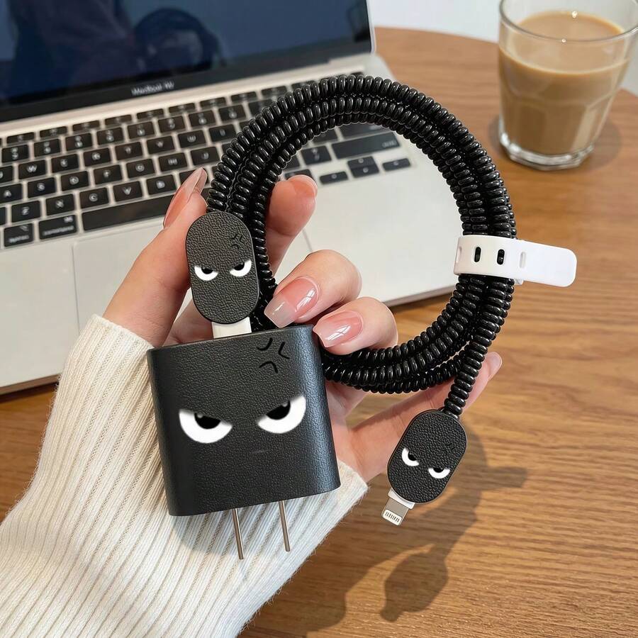 可愛眼睛顏色充電器保護套,相容 Apple 18-20W 快充充電器,極簡 Ins 風格,UV 噴漆工藝,防摔防損,必備禮物,高級質感,延長充電器壽命,防寵物啃咬,送男友/女友/好朋友的禮物 - 黑色 - 查看 1