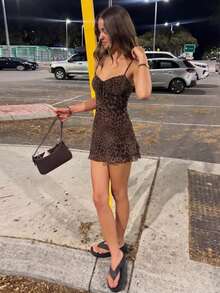 Vestido mini de gasa con estampado animal, escote en V, espalda descubierta, tirantes, cintura marcada estilo sexy - Marrón Mocha - Ver 5