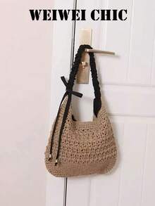 Bolso de hombro de paja con ganchillo hueco color caqui casual con correa de tela plisada negra y decoración de lazo lateral. Textura tejida hueca transpirable y silueta de media luna relajada, creando un ambiente casual de playa, ideal para paseos por la playa, turismo de verano y combinar con atuendos de lino. - Negro - Ver 4