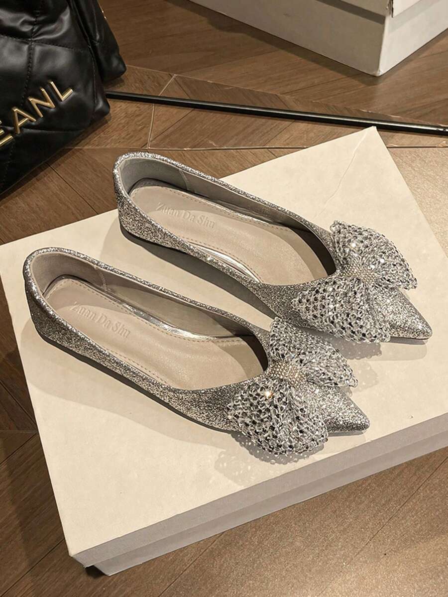 zuandashu Zapatos de boda plateados con lazo brillante para mujer, zapatos de dama de honor con punta fina y suela plana, zapatos para vestido de novia, zapatos de fiesta con suela blanda y parte superior suave, zapatos para ir al trabajo, talla 34 a 42, zapatos de oficina para primavera, verano, otoño e invierno - Plateado - Ver 1