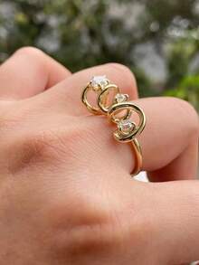 1 pezzo Anello di design di nicchia asimmetrico e curvo avvolgente in oro rosa, anello da dito di lusso con 3 pietre di diamanti scintillanti stile blogger versatile per pendolarismo e appuntamenti, gioiello per feste e anniversari, accessorio raffinato da regalo per la fidanzata e la migliore amica - Dorato - Visualizzare 2